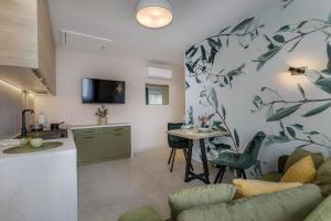 TV a/nebo společenská místnost v ubytování Apartments Olivia & Navy, Šilo