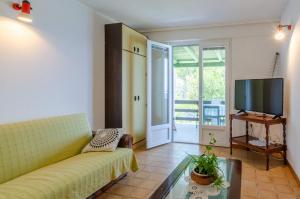 TV a/nebo společenská místnost v ubytování Apartment Nanica Prigradica