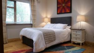 a bedroom with a large bed and a window at Mullingar town apartment 2 bedrooms in Mullingar