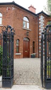 un edificio in mattoni con cancello e porta in legno di Mullingar town apartment 2 bedrooms a Mullingar