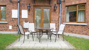 a table and chairs in front of a brick building at Mullingar town apartment 2 bedrooms in Mullingar