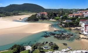 una vista aérea de la playa y del océano en Duplex de encanto en Isla Playa en Arnuero