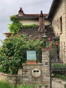 una casa con flores a un lado. en Casa Tarò, en Marsaglia