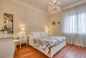 a bedroom with a bed and a chandelier at Hotel Villa De Santis in Montefranco