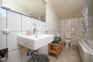 Koupelna v ubytování Apartments Deak + 28 fotografií