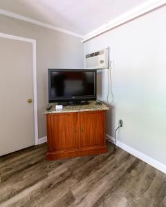 A television and/or entertainment centre at OAKS MOTEL GREENSBORO NC