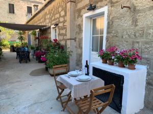 een tafel en stoelen op een patio met bloemen bij Casa Lisà in Sartène