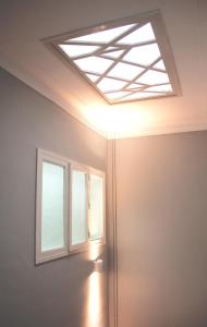 een kamer met een dakraam en 2 ramen bij Genius Loci Guesthouse in Matosinhos