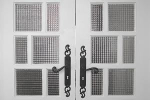 ein Paar Türen mit Metallgittern in der Unterkunft Genius Loci Guesthouse in Matosinhos