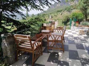 un grupo de sillas y mesas en un patio en B&B Taccu Maccu, en Ulassai