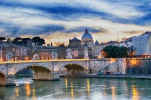 un pont sur une rivière avec une ville dans l'établissement [S.Pietro-Trastevere] Loft silenzioso nel cuore di Roma, à Rome