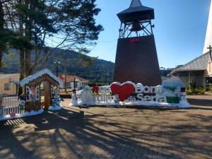 a lighthouse with a sign that says bon temachi at Hotel Morada dos Pinheiros in Bom Jardim da Serra