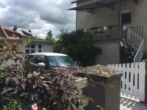 un coche aparcado frente a una casa en Un bol d’air à la campagne, en Saint-Diéry