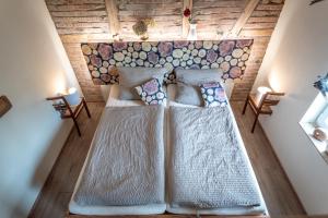 2 camas en una habitación con pared en Ates Hütte, en Ilsenburg
