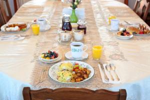 una mesa larga con platos de comida y tazas de café en Twin Peaks B&B en Mindemoya