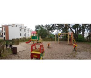 einen Park mit Spielplatz mit Spielgeräten in der Unterkunft Apartament Bursztynowy Jantar 2 pokojowy in Jantar