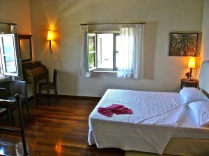 A bed or beds in a room at Villa Andromeda Még 37 kép