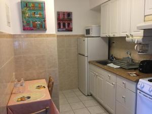 Kuchyň nebo kuchyňský kout v ubytování Breakaway Inn Guest House