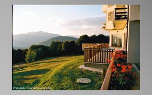 un balcone di una casa con vista sulle montagne di Rifugio Campiglio a Dumenza