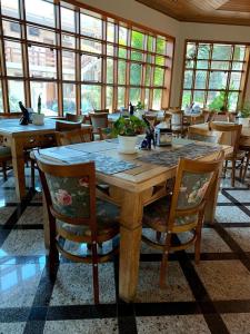 Un restaurant sau alt loc unde se poate mânca la Hotel Pousada Santa Rita