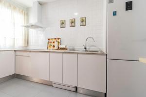 A kitchen or kitchenette at Casa MNueLa - Centro Jerez - Parking opcional