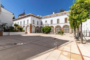 - une vue sur l'extérieur d'un grand bâtiment blanc dans l'établissement Casa MNueLa - Centro Jerez - Parking opcional, à Jerez de la Frontera