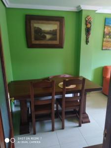 comedor con mesa de madera y sillas en Apartamento playa Ris-Noja en Noja