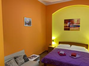 1 dormitorio con 1 cama de color púrpura y 1 silla en Opatija Central Studio Apartment, en Opatija