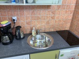 encimera de cocina con fregadero y cafetera en Opatija Central Studio Apartment, en Opatija