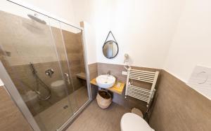 bagno con doccia, lavandino e servizi igienici di Via Roma 315 Bed and Breakfast a Palermo