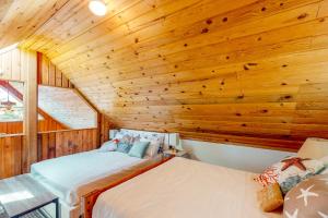 Postel nebo postele na pokoji v ubytování Devils Lake Lookout