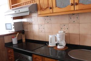 ティハラフェにあるVivienda Vacacional Capellania con Piscina Tijarafeのカウンターにコーヒーメーカーが置かれたキッチン
