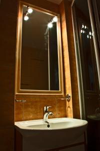 - umywalkę w łazience z dużym lustrem w obiekcie Apartament Biały Miś Centrum w Zakopanem