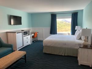 Ein Bett oder Betten in einem Zimmer der Unterkunft John Yancey Oceanfront Inn