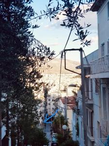 widok miasta z plażą w tle w obiekcie Koukaki Apt 5 min walk to Acropolis w Atenach