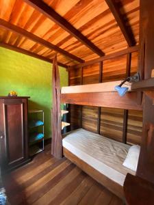 a bedroom with two bunk beds and a wooden ceiling at Casa Amigable y Disfrutable in La Coronilla