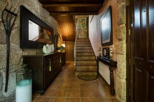 un couloir avec un escalier dans une maison dans l'établissement Casa da Muiñeira, à Cambados