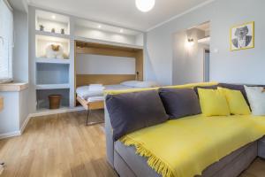 salon z kanapą i sypialnią w obiekcie Apartament Biały Miś Centrum w Zakopanem