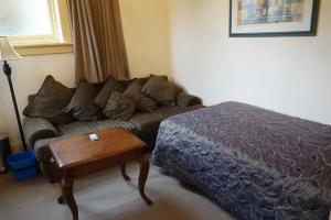 Manor Views NZ في هونتلي: غرفة معيشة مع أريكة وطاولة
