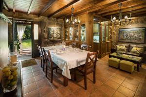 - une salle à manger avec une table et un canapé dans l'établissement Casa da Muiñeira, à Cambados