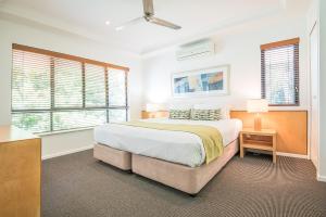- une chambre blanche avec un grand lit et des fenêtres dans l'établissement Noosa Springs Golf & Spa Resort, à Noosa Heads 37 autres photos