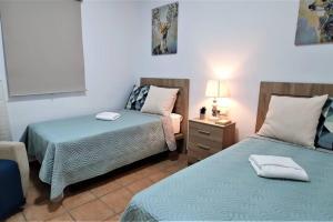 Postel nebo postele na pokoji v ubytování "Ñ" Casa Rural El Romeral - ALEGRÍA Housing + 50 fotografií