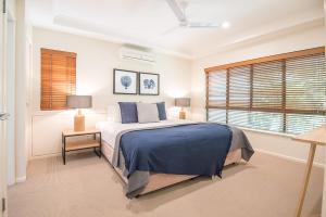 Tempat tidur dalam kamar di Noosa Springs Golf & Spa Resort