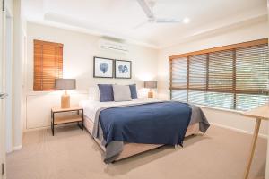 une chambre avec un grand lit et une fenêtre dans l'établissement Noosa Springs Golf & Spa Resort, à Noosa Heads