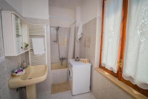 Vonios kambarys apgyvendinimo įstaigoje LA VILLA DI ENZO Casa Vacanze con vista mare