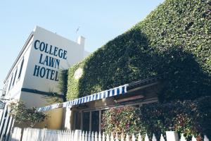 墨爾本的住宿－College Lawn Hotel，一座建筑物旁边,有常春藤覆盖的树 ⁇ 