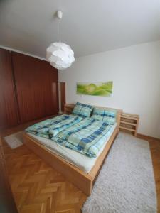 um quarto com uma cama e uma luz pendente em Appartment Weingut Hess em Neusiedl am See