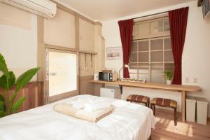 um quarto com uma cama branca e uma cozinha em NIPPONIA HOTEL KOYAsan pilgrimage railway - Vacation STAY 83808 em Kudoyama