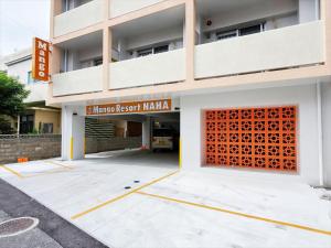 una entrada a un edificio con una puerta naranja en Mango Resort Okinawa Naha en Naha