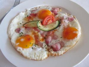 Jedlo v ubytovaní bed & breakfast alebo blízkom okolí